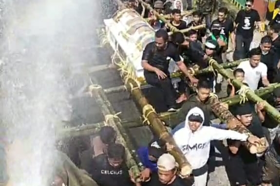 Video Ratusan Pelayat Antar Jenazah Monas PASANDE ke Pemakaman, Pelayat Disemprot Air Pakai Mobil Damkar