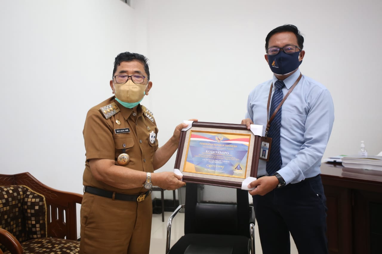 Jaga Tata Kelola Keuangan dengan Baik, Walikota Palopo Terima Plakat WTP ke-6 Berturut