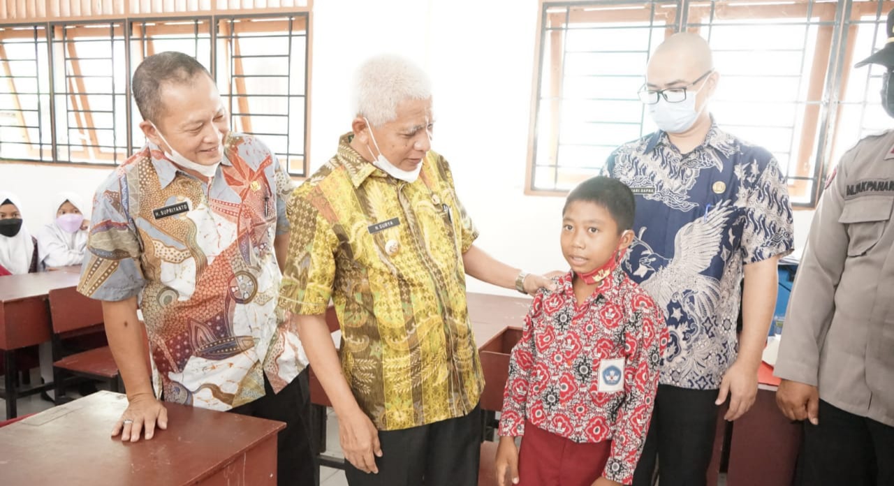 Kembali Bupati Asahan Berkunjung ke 2 SD Pantau Vaksinasi Pelajar