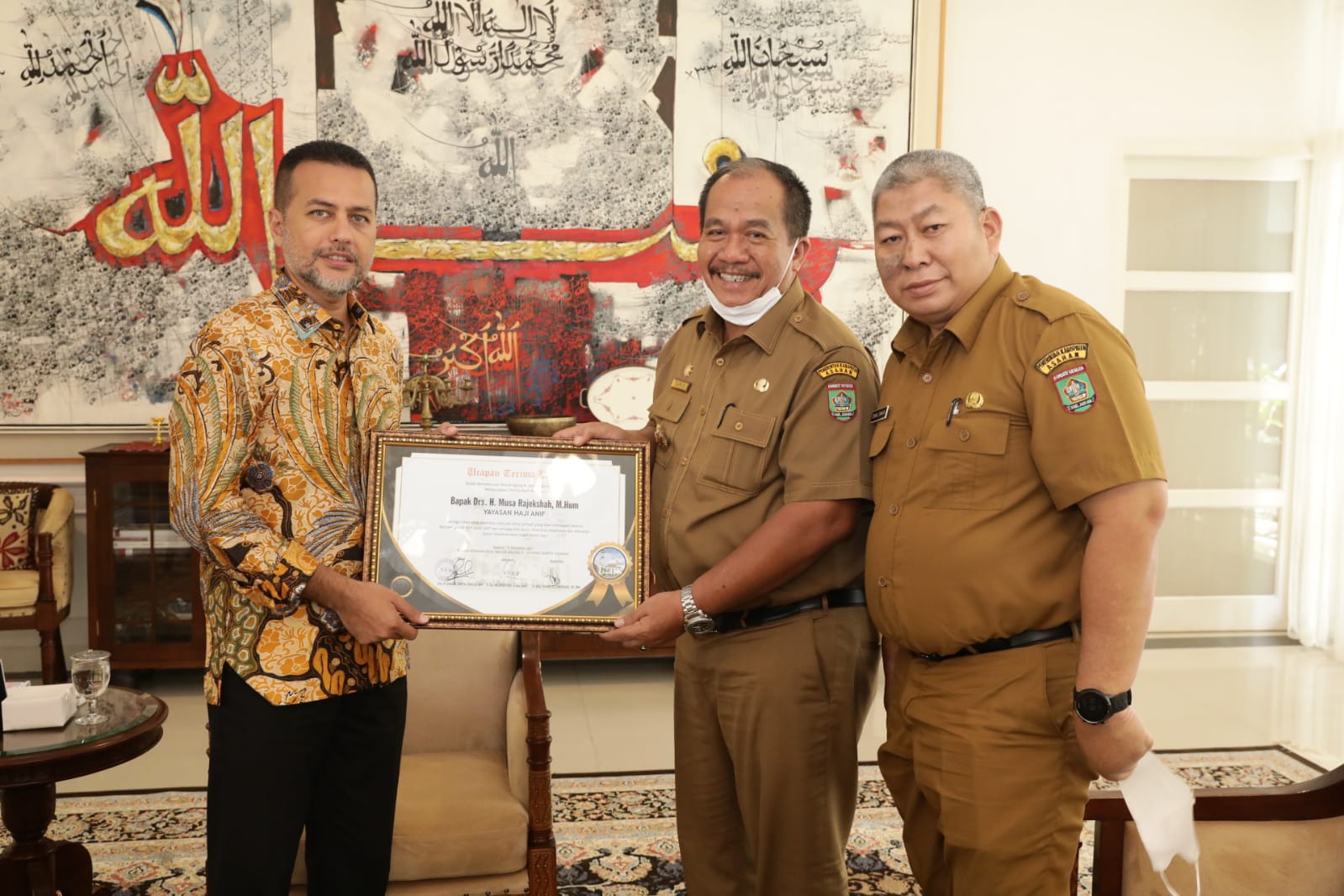 Yayasan H Anif Sumbang Rp 300 juta ke Masjid Agung Achmad Bakrie Kisaran Kabupaten Asahan