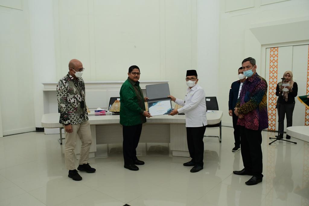 Inflasi Rendah, Walikota Palopo Terima Penghargaan