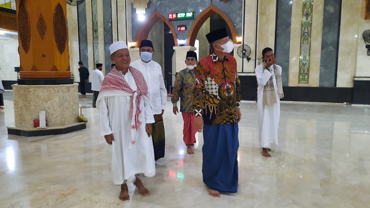 Demi Kenyamanan Jamaah Masjid Masjid Al-Islah, Bupati Luwu Sumbang Rp 100 Juta