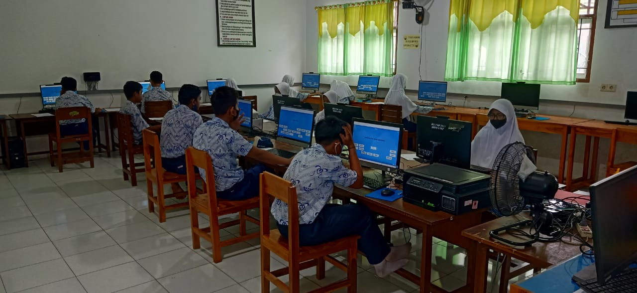 SMPN 3 Palopo Gelar Ujian Sekolah Gunakan Android, Tak Punya HP Bisa Gunakan Komputer Sekolah