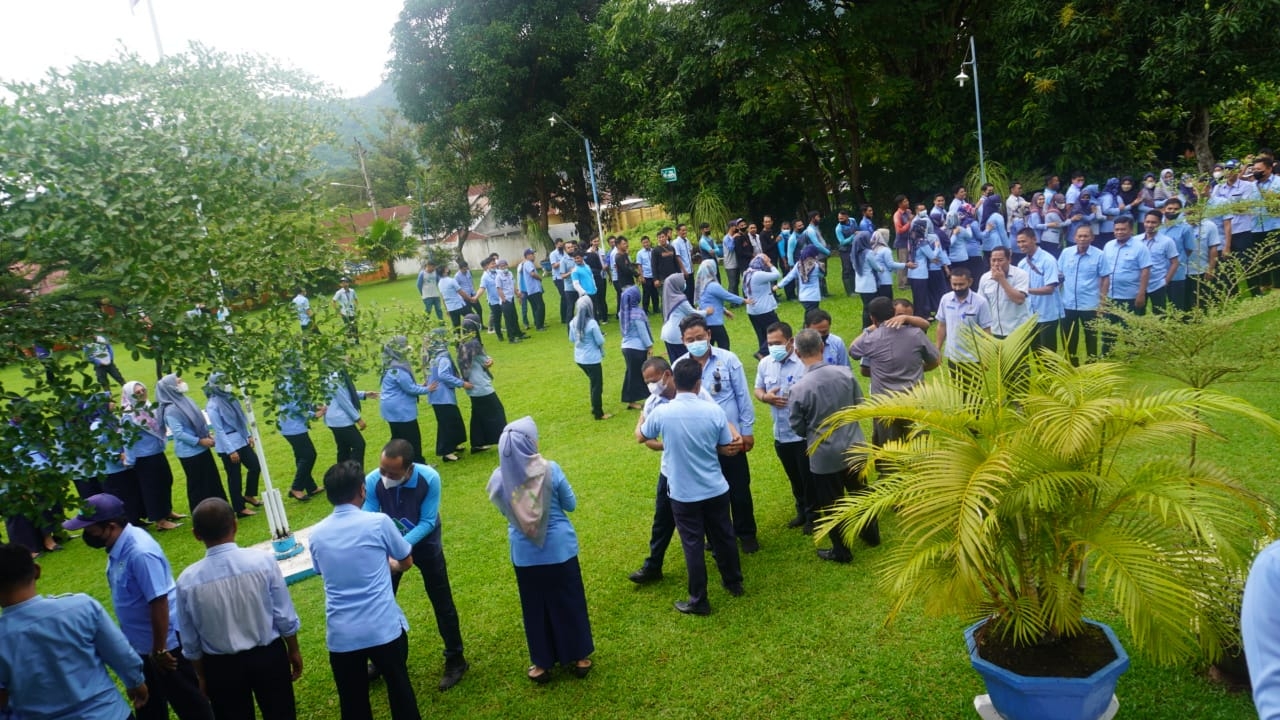 Hari Pertama Berkantor, Perumda AM Palopo Gelar Halal Bihalal