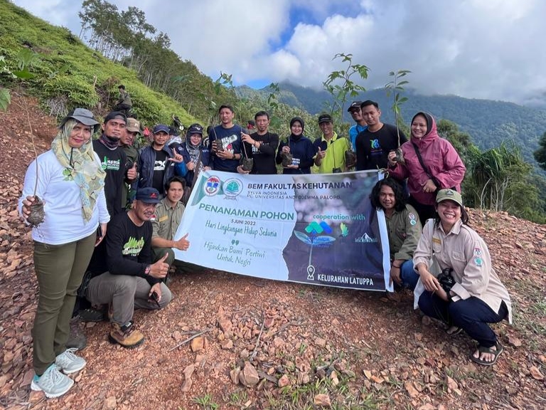 Peringati Hari Lingkungan Hidup Sedunia, Perumda TM Palopo dan Unanda Tanam Pohon di Catchment Area