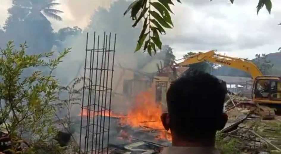 SERUYA TV: Tak Tega Rumahnya Dirobohkan Pakai Alat Berat Saat akan Dieksekusi, Dua Warga Moroangin Palopo Terpaksa Bakar Rumah