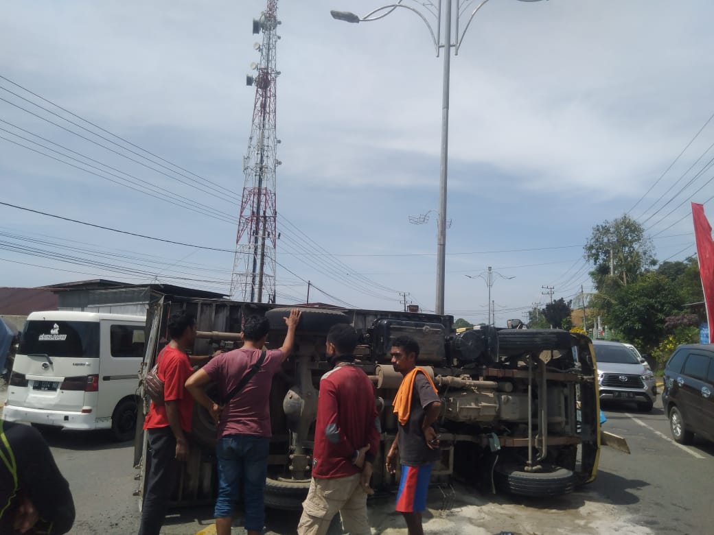 Pecah Ban, Mobil Box Terbalik di Palopo, Begini Kondisi Sopirnya …