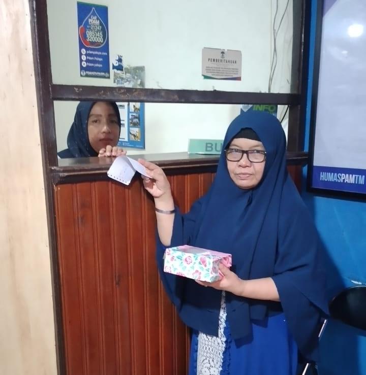 Hari Pelanggan Nasional, Perumda TM Palopo Berikan Bingkisan ke Konsumen