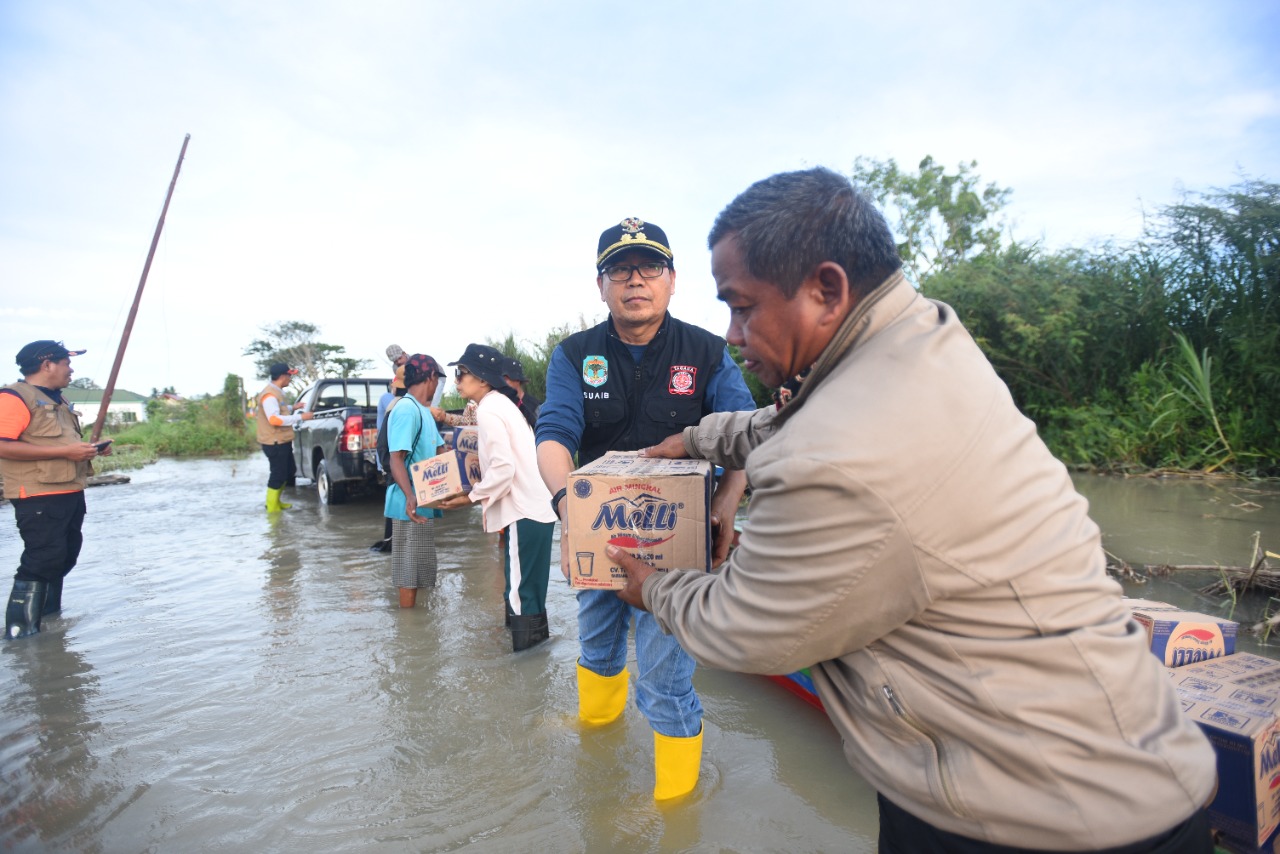 Peduli Rakyatnya, Wakil Bupati Luwu Utara Serahkan Bantuan ke Korban Banjir di Malbar