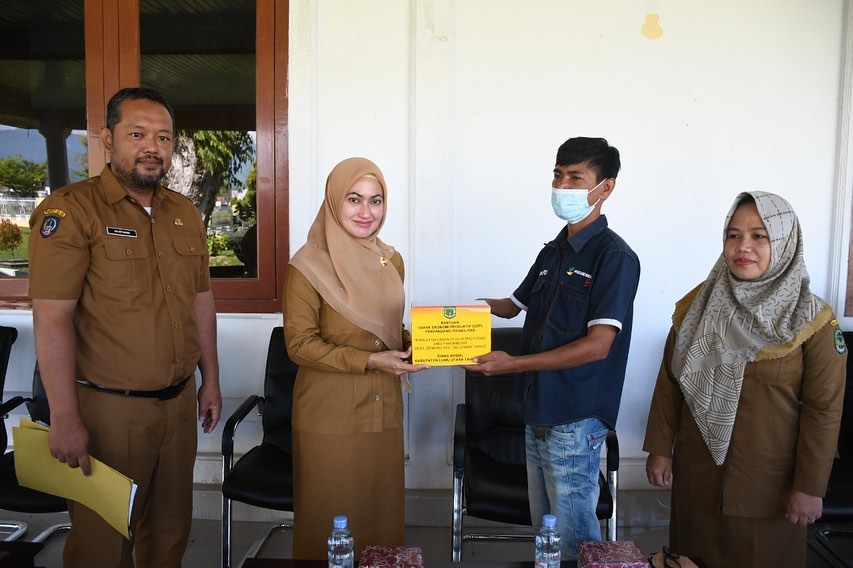 Serahkan Bantuan Penyandang Disabilitas di Luwu Utara, Indah: Bantuan UEP Tolong Dimanfaatkan Sebaiknya