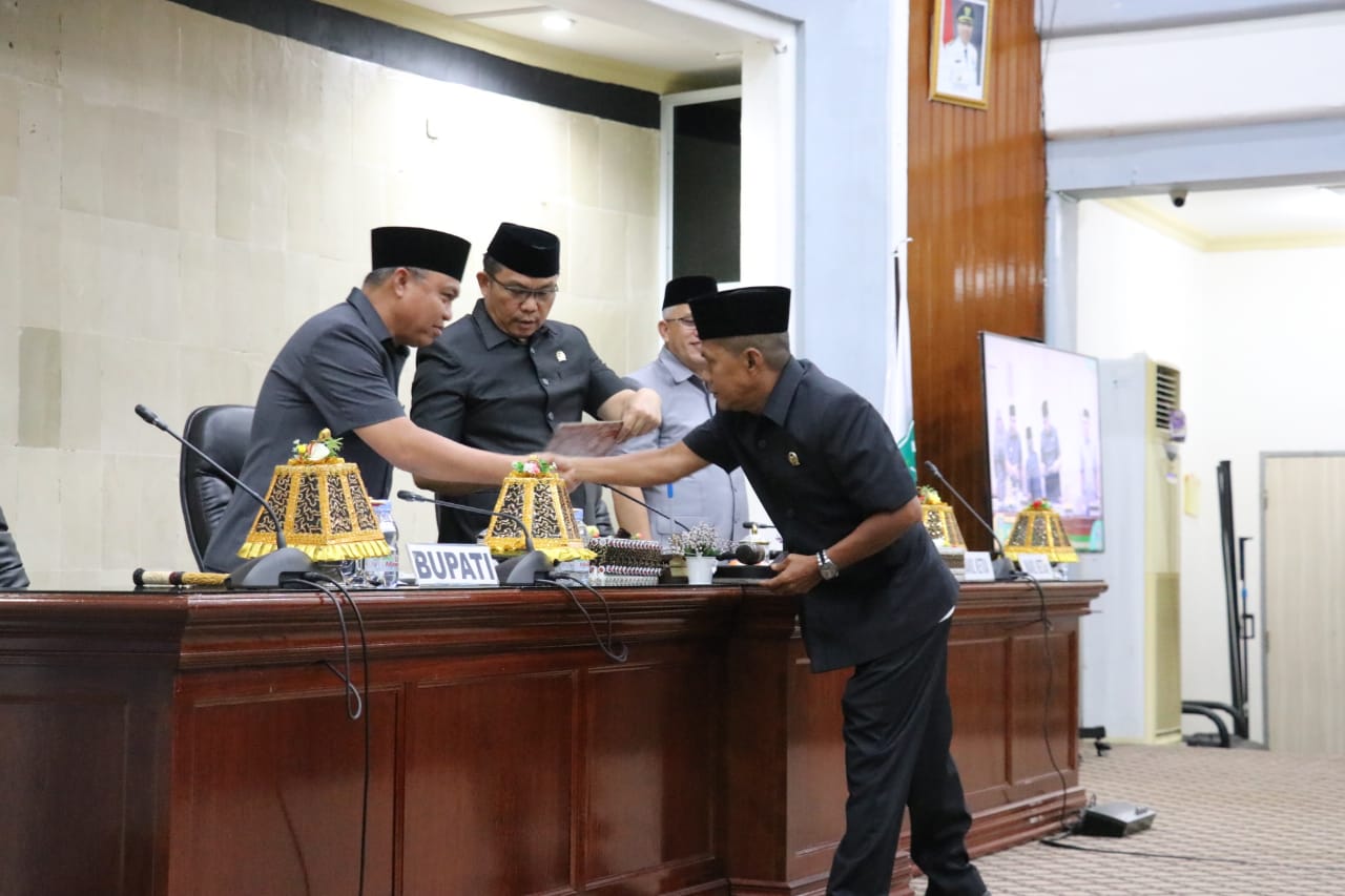 Dihadapan Bupati, Fraksi DPRD Lutim Sampaikan Pandangan Terhadap Dua Ranperda