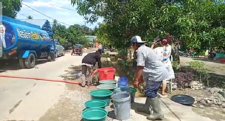 Nasdem Bagikan Air Bersih ke Warga Terdampak Banjir di Kelurahan Pentojangan