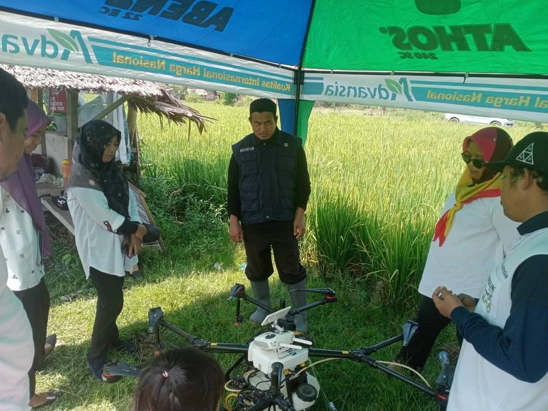 Kreatif dan Inovatif, PPL Luwu Utara Ini Gunakan Drone untuk Pemupukan Padi