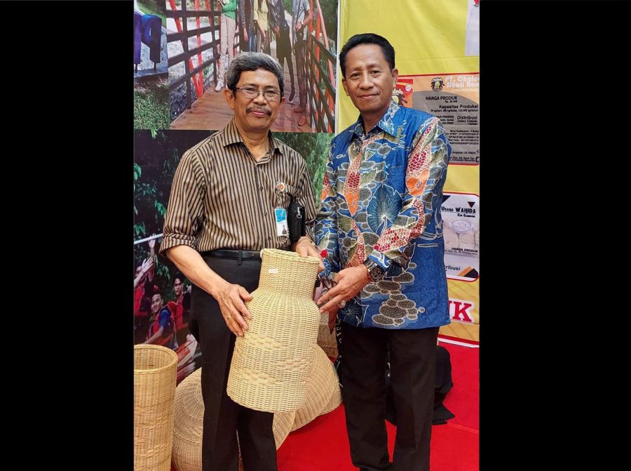 Guru Besar Untad Palu Tertarik Kerajinan Rotan Luwu Utara di Pekan Raya Sulsel