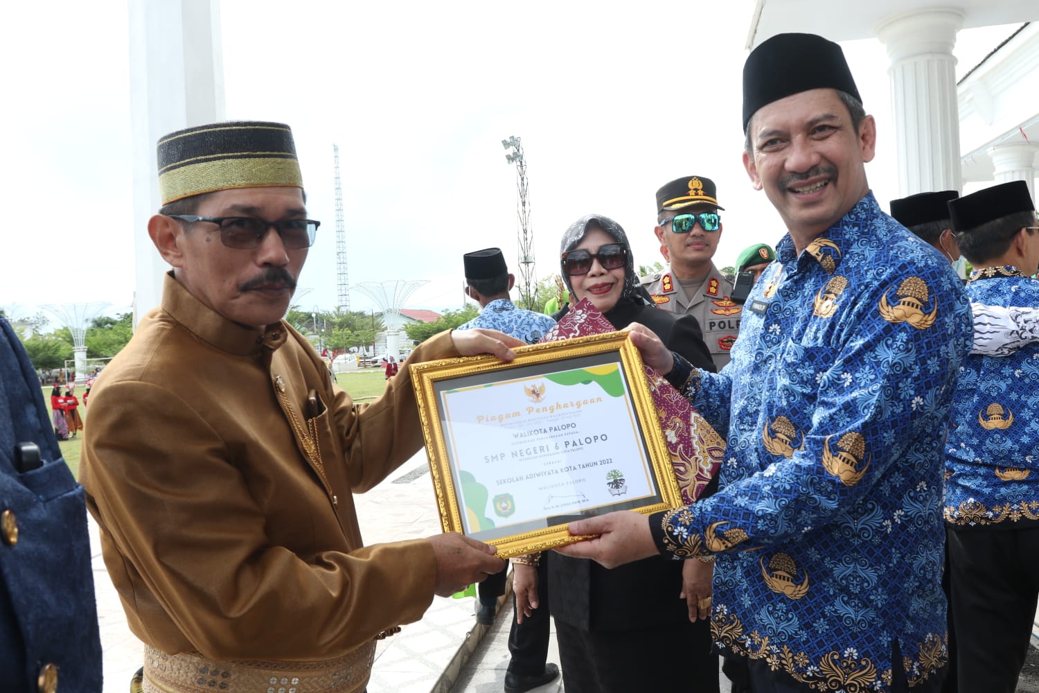 Momen HUT Korpri ke-51, SMPN 6 Palopo Terima Piagam Penghargaan Sekolah Adiwiyata