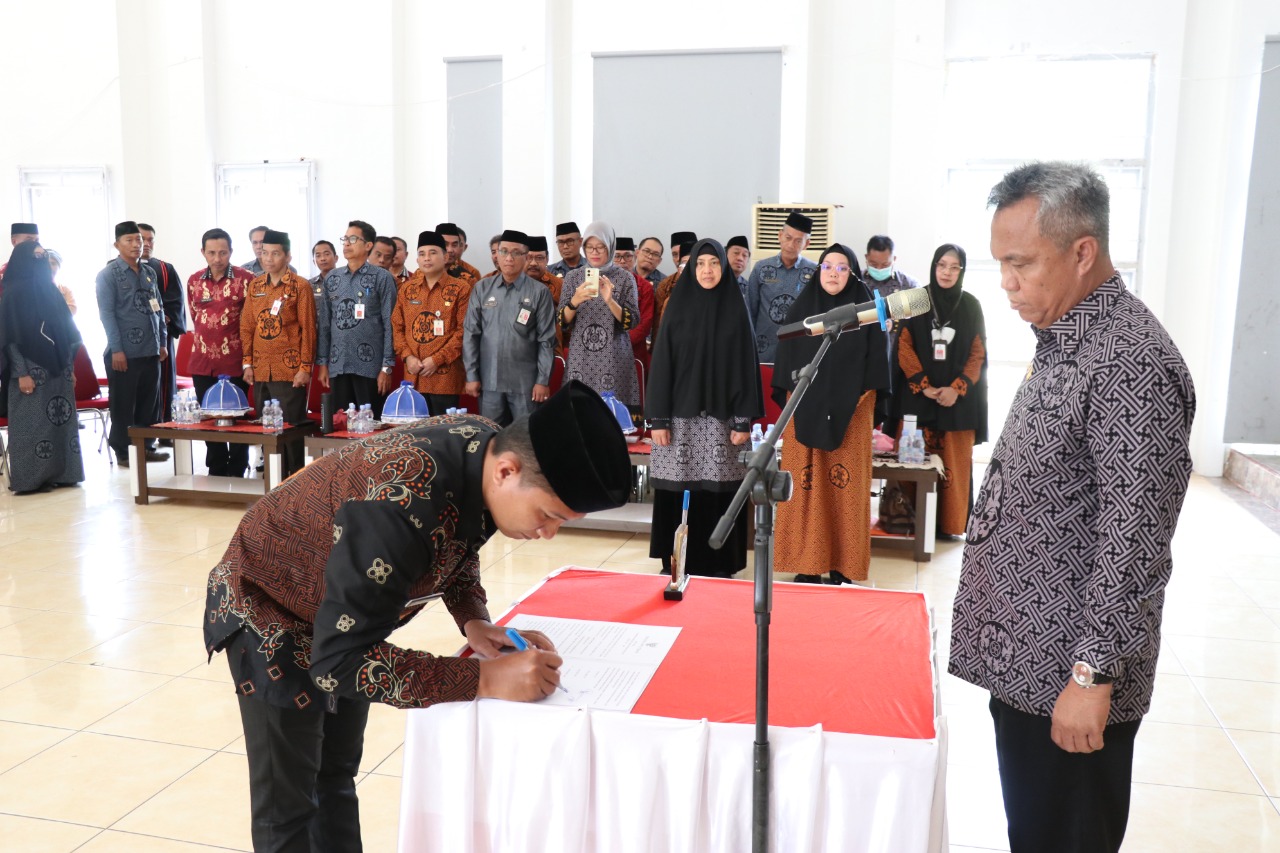 Kado Akhir Tahun, Bupati Budiman Lantik 57 Pejabat