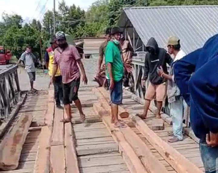 Lantai Jembatan Darurat Rampoang Patah, Warga Ganti Dengan Batang Pohon Kelapa