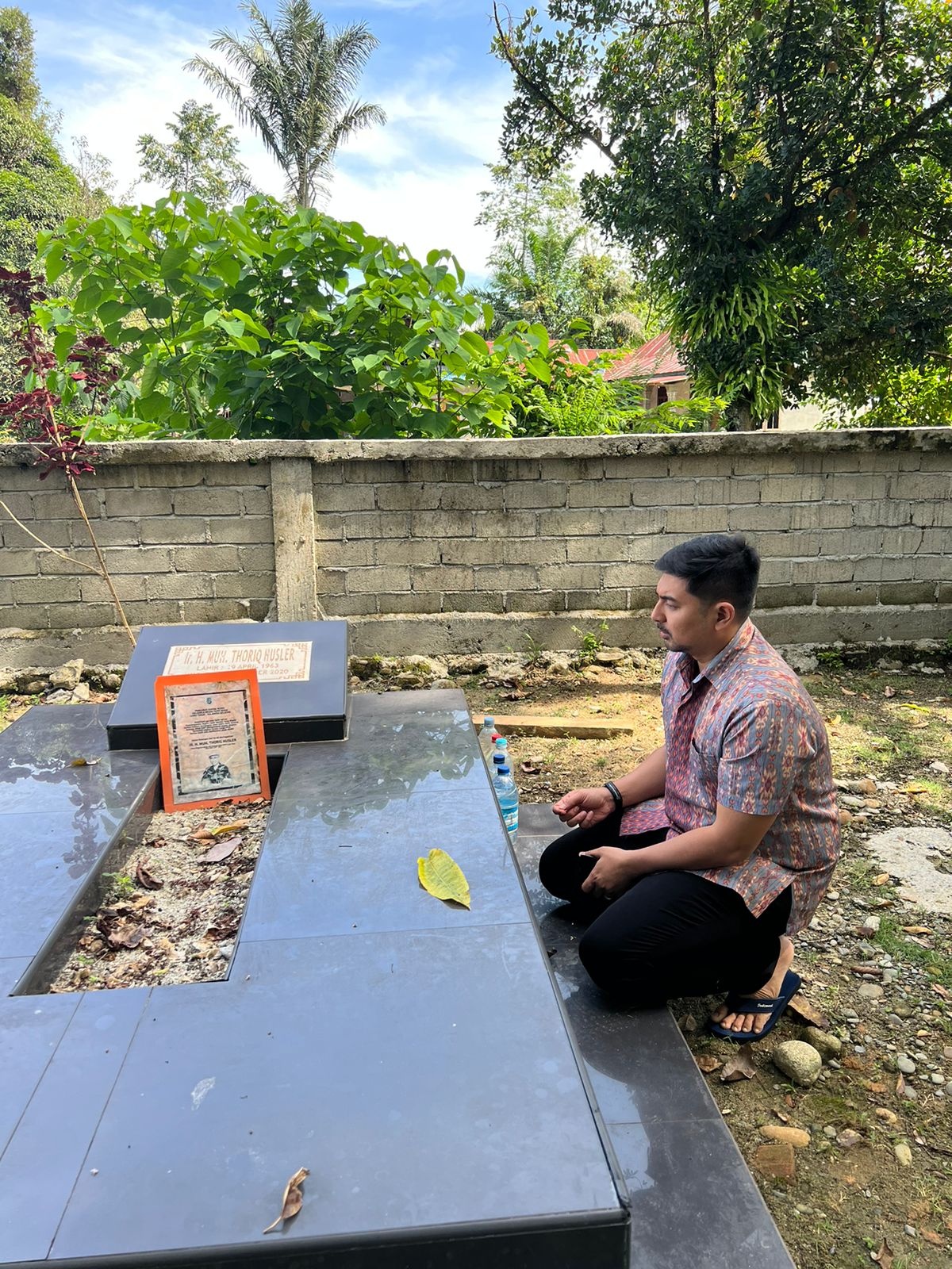 Jelang Pemilihan Wakil Bupati Luwu Timur, Akbar Leluasa Ziarah ke Makam Thoriq Husler