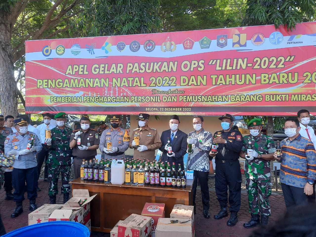 Jelang Natal dan Tahun Baru, Ribuan Liter Miras Jenis Ballo Dimusnahkan di Halaman Polres Luwu