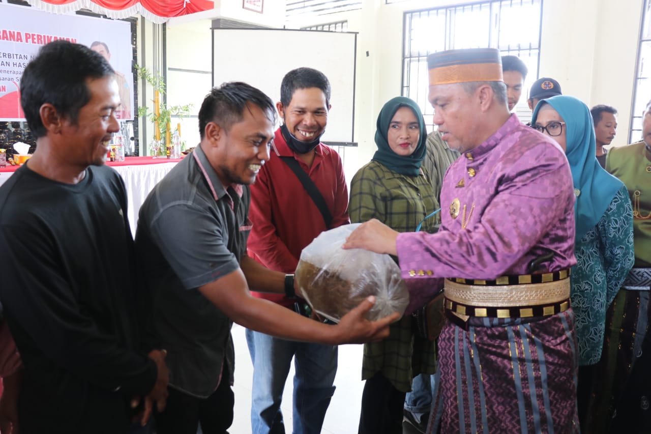 Bupati Serahkan Bantuan ke Kelompok Nelayan di Luwu Timur