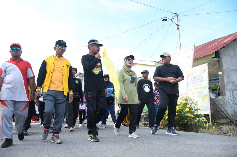 Warga Desa Banyuwangi Gelar Syukuran, Kampungnya Diaspal Pemkab Lutra