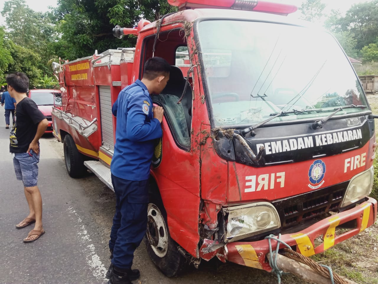 Mobil Damkar Luwu Terguling di Larompong, Tiga personil Terluka