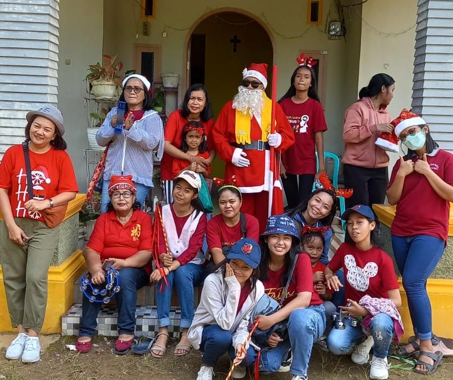 Berbagi Kasih Natal, Santa Klaus Keliling Palopo Bagi-bagi Hadiah