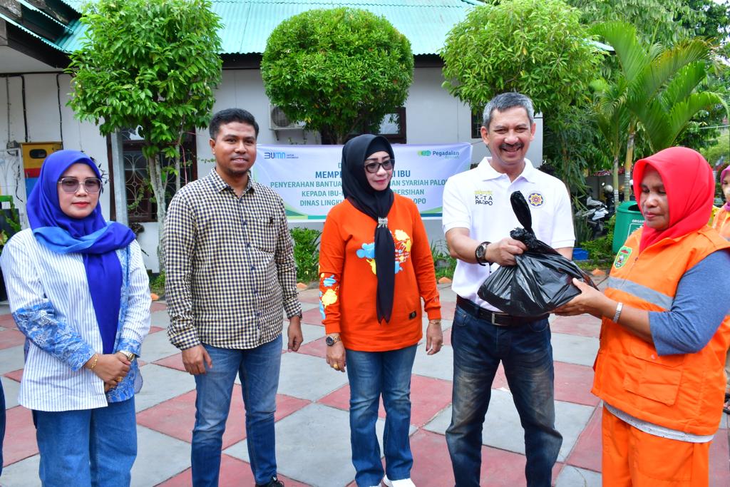 Berikan Bansos ke Petugas Kebersihan, Pegadaian Syariah Palopo Diapresiasi Sekda
