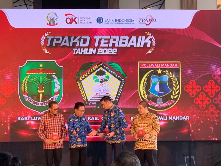 Subsidi Bunga 0% untuk UMKM, Pemda Lutra Terima Penghargaan TPAKD Terbaik dari OJK