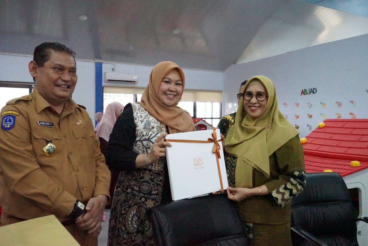 Bunda Literasi Lutim Sufriaty Budiman Belajar ke Perpustakaan Ibu dan Anak Maros
