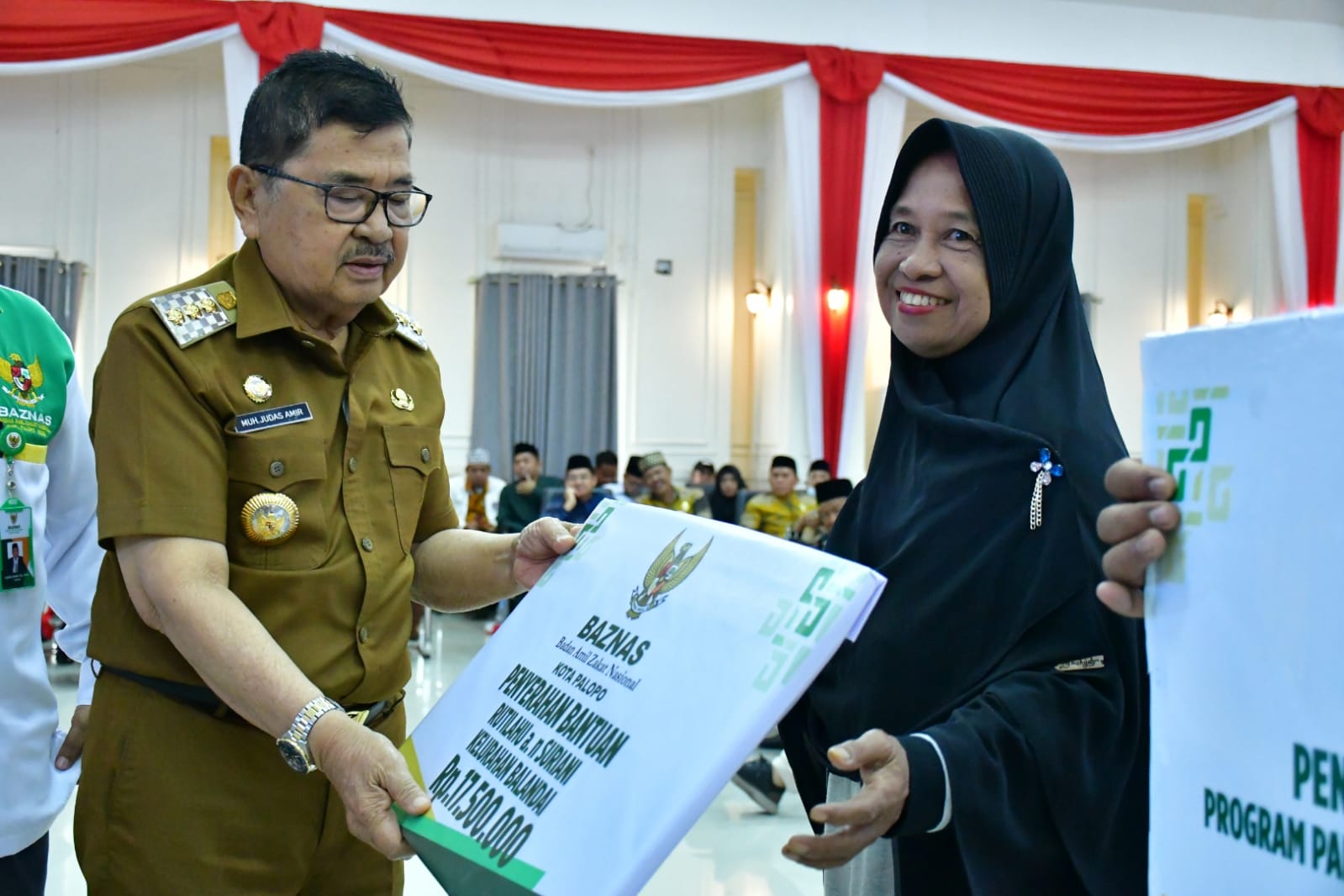 Lembaga yang Sejahterakan Ummat, Baznas Palopo Serahkan Bantuan Rutilahu