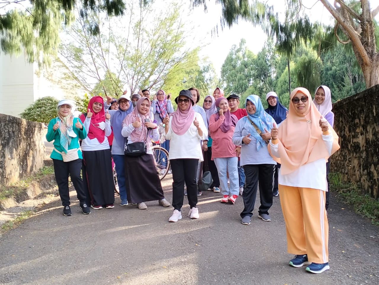 Dukung Program ‘Peduli Ki, Saya Jaga Ki’, Istri Bupati Lutim Jalan Kaki ke Sekretariat PKK
