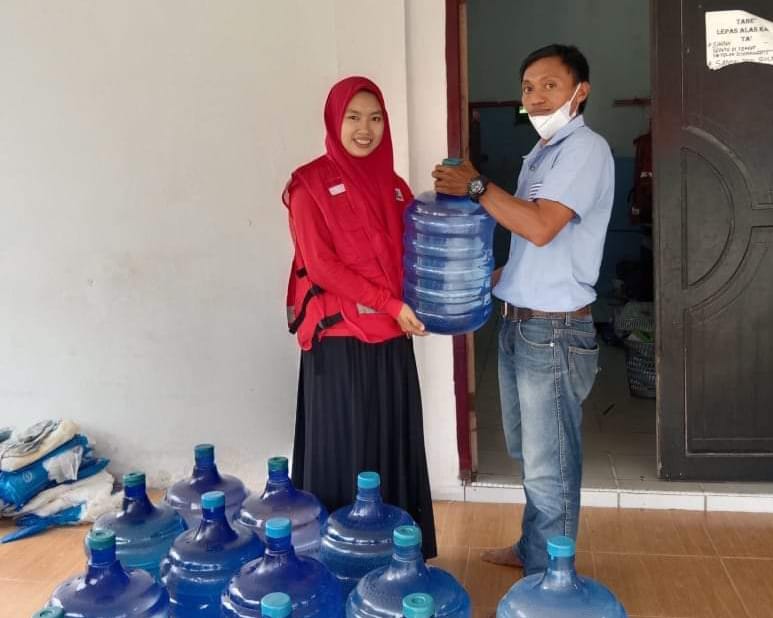 Gerakan 1000 Galon, SDN Katokkoan Luwu Utara Sumbang 17 Air Galon untuk Penyintas Bencana