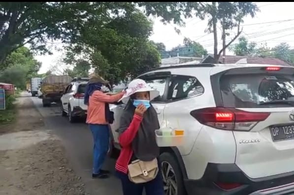 Jajakan Minuman Dingin, Emak-emak di Sekitar Jembatan Salupikung Palopo Raup Cuan Rp 200 Perhari