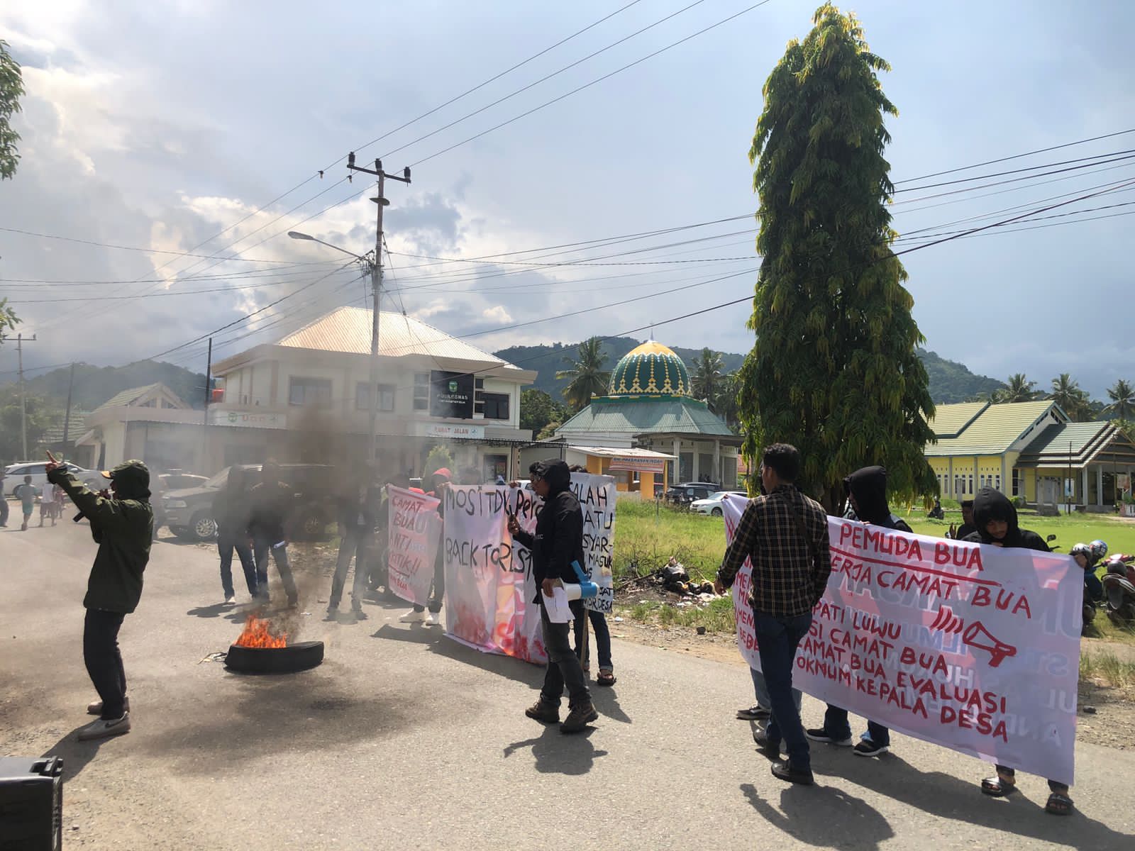 Aliansi Pemuda Bua Unjukrasa di Depan Kantor Camat Bua, Ada Apa??