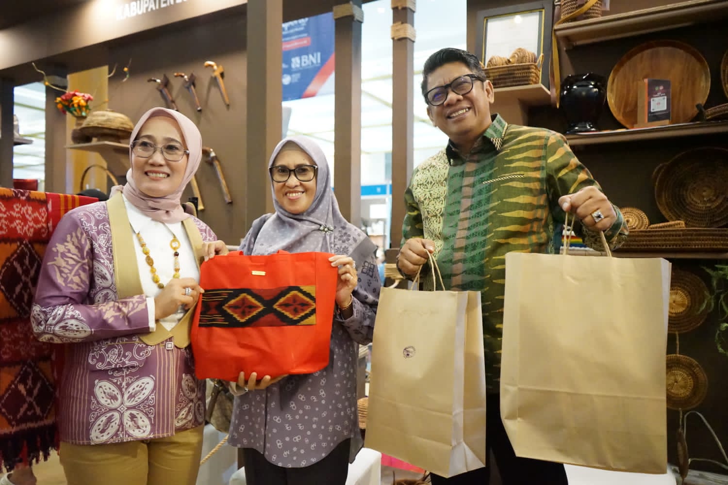 Produk Kerajinan Dekranasda Lutim Laris Terjual di Pameran INACRAFT 2023