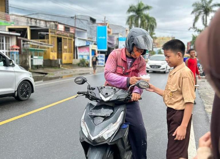 Siswa SDN 3 Surutanga Dididik Bersedekah Sejak Dini
