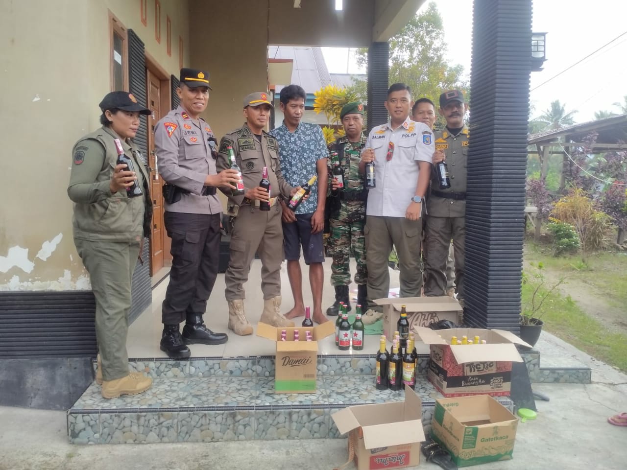 Razia Bar dan Cafe, Satpol PP Lutim Amankan Puluhan Botol Miras