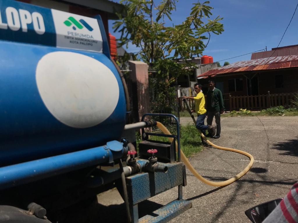 Respon Cepat Aduan Pelanggan, PAM Tirta Mangkaluku Distribusi Air Bersih ke Rumah Warga