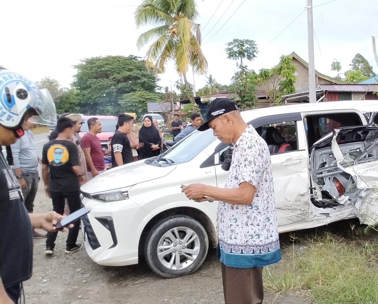 BREAKING NEWS : Ketua KPU Luwu Utara Tabrakan di Kaluku, Mobilnya Rusak Berat