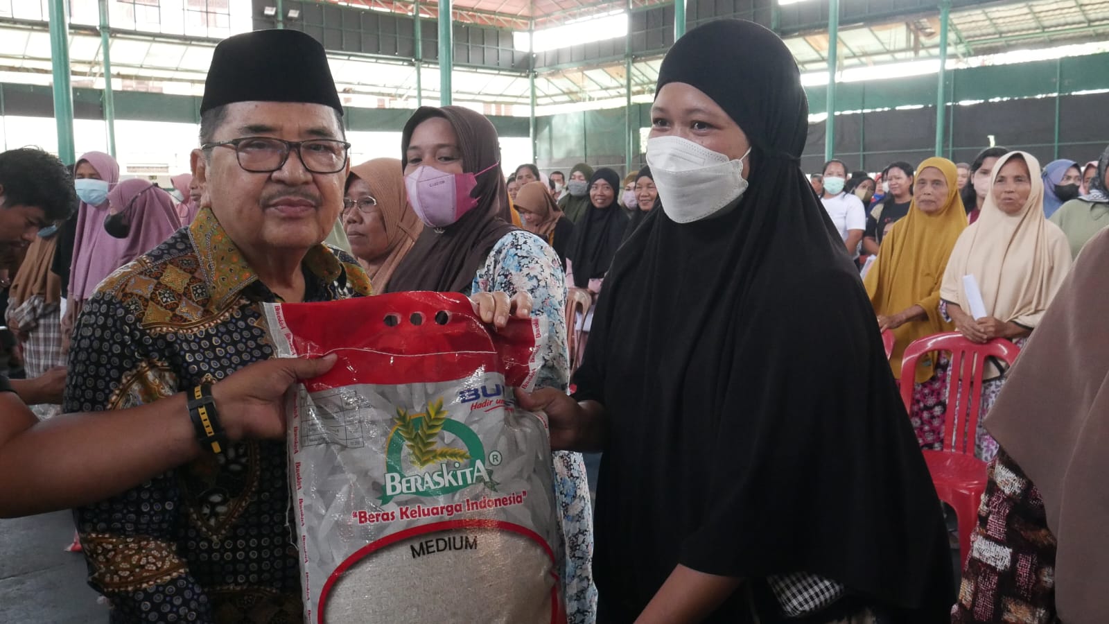 Walikota Palopo Serahkan Bantuan Pangan ke Warga