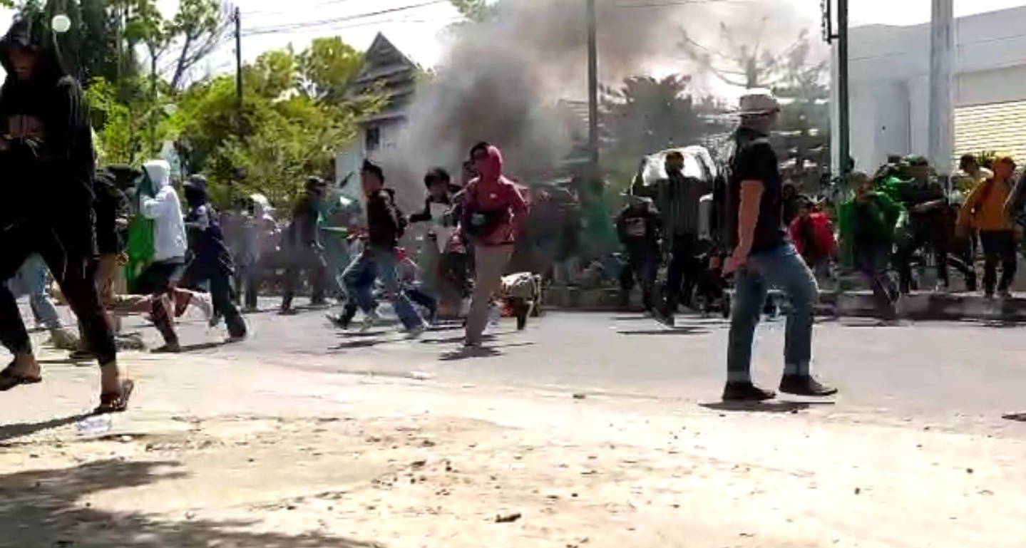 Unjukrasa Mahasiswa Berujung Bentrok di DPRD Palopo, Polisi Tembakan Gas Air Mata