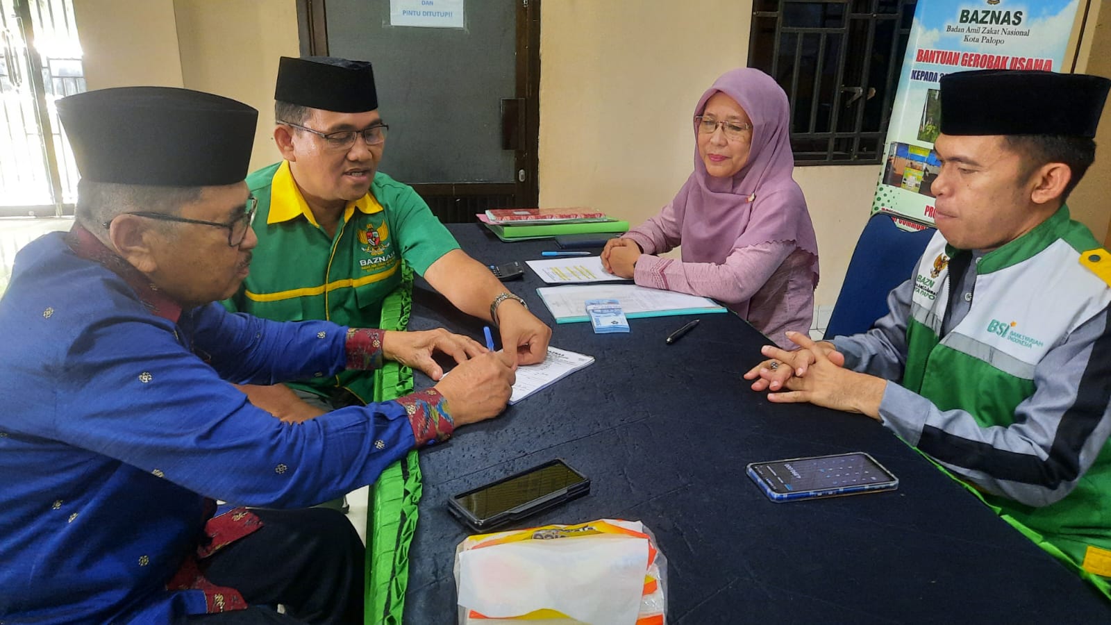 Walikota HM Judas Amir Tunaikan Zakat di Baznas Palopo