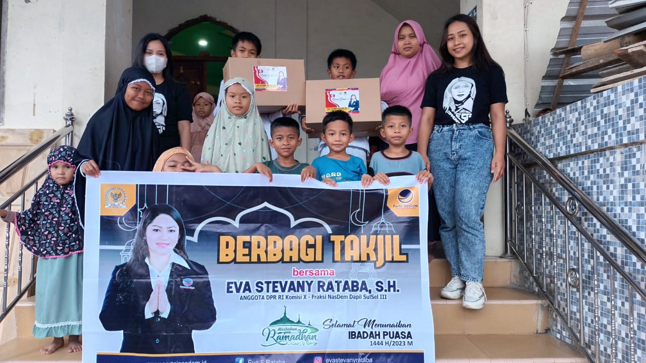 Eva Rataba Peduli, Bagi Takjil ke Warga dan Masjid di Rantepao