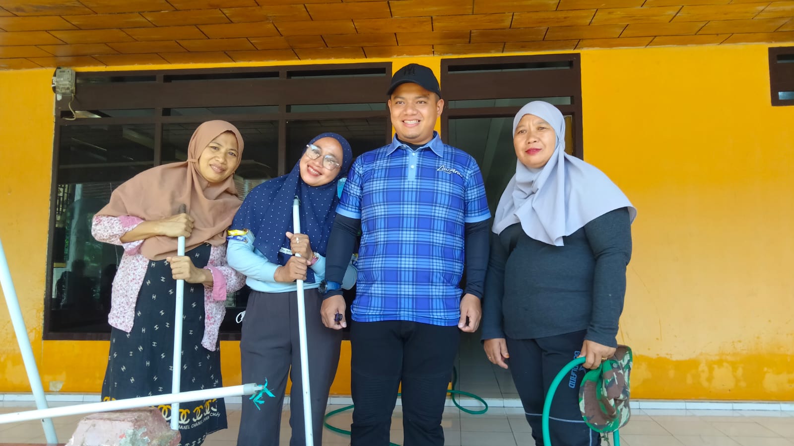 Gerak Cepat, Dhey Bijak Bantu Bersihkan Rumah Warga Terdampak Banjir di Walmas