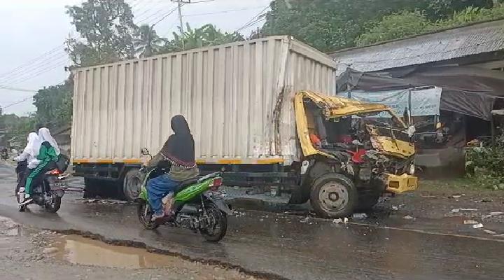 Gara-gara Lubang, Mobil Box Rusak Berat di Luwu Utara