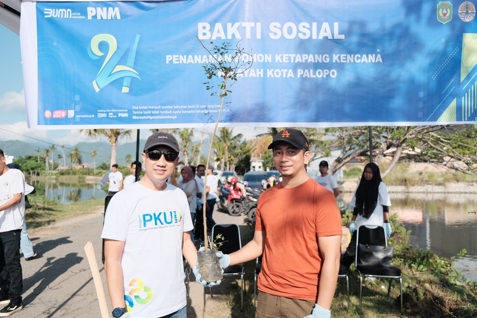 PNM Cabang Palopo Gandeng Dinas Lingkungan Hidup Hijaukan Pesisir Pantai Labombo