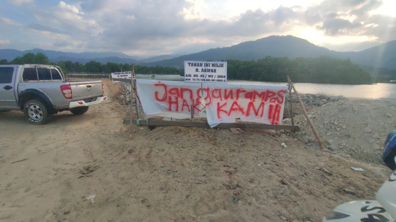 Sudah 8 Hari Pembangunan Masjid Terapung Palopo Terhenti, Warga Tetap Blokir Jalan Masuk