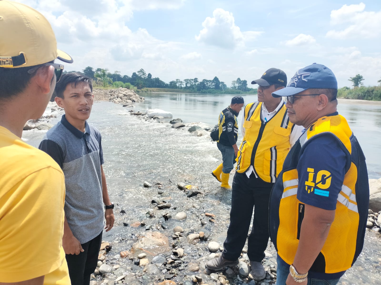 Muhammad Fauzi Tinjau Tanggul Jebol di Baebunta Selatan, Janji Carikan Solusi