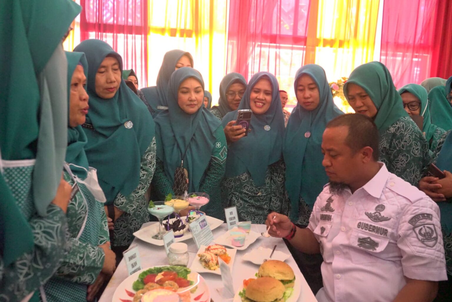 Gubernur Sudirman Sulaiman Nikmati Ice Cream Belut Karya TP-PKK Lutim